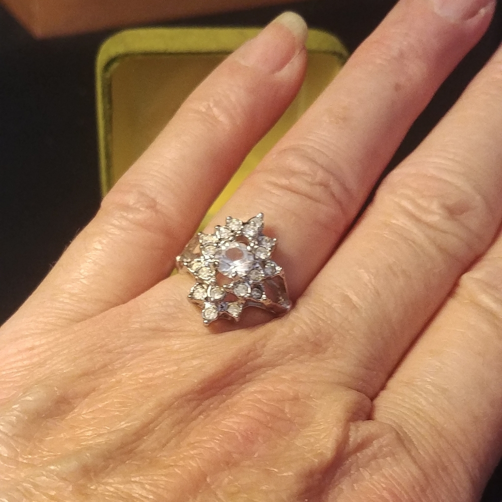 Vintage Vanderbilt Jewels Cocktail Ring - Picture 4 of 5